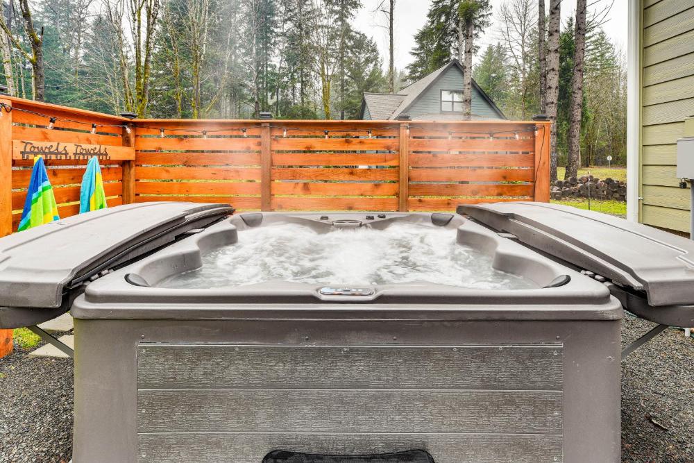 Family-Friendly Packwood Retreat with Deck!